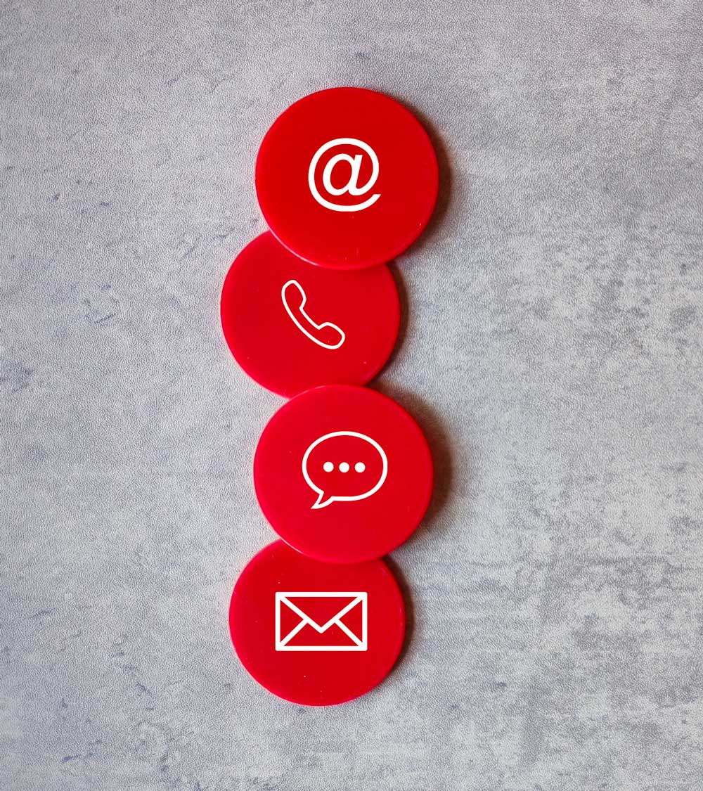 Kontakticons für E-Mail, Telefon und Nachricht auf rotem Hintergrund